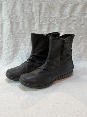 Sporto Black Leather Ankle Booties with Side Zip